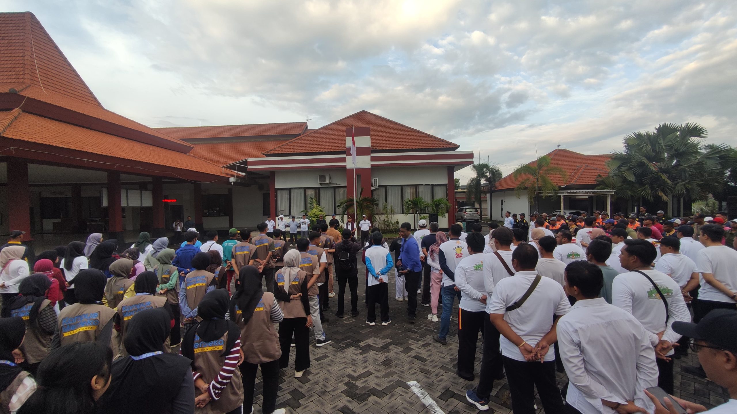 Kerja Bakti di Kecamatan Panggungrejo, Wali Kota Pasuruan Tegaskan Komitmen Penanganan Sampah dan Kebersihan Sungai