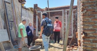 Lurah Tapa'an Mengunjungi warga penerima bantuan RTLH bersama TFL DPRKP Kota Pasuruan dan PSM Kelurahan Tapa'an